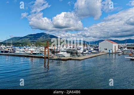 Die Boote legten in der Marina am Hafen von Rushbrook in Prince Rupert, British Columbia, Kanada, an Stockfoto