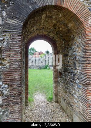 Ein alter Torbogen in Wolvesey Castle, auch bekannt als Old Bishop's Palace, in Winchester, Hampshire, England, Großbritannien. Stockfoto