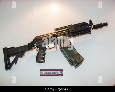 Die Maschinenpistole Bumar MINI-BERYL 5,56mm wurde auf der Militärausstellung der IDEX 2011 ausgestellt Stockfoto