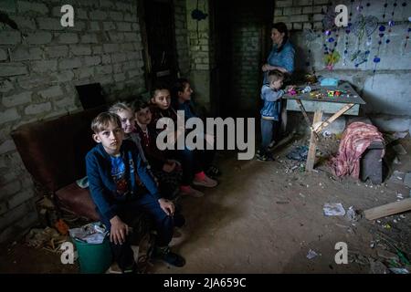 Lysytschansk, Ukraine. 26.. Mai 2022. Kinder in einem unterirdischen Tierheim gesehen. Während russische Truppen die Offensive aus verschiedenen Richtungen starten und hoffen, ukrainische Vorräte und Verstärkungen aus dem Donbass-Gebiet abzuschneiden, wird die Stadt Lysytschansk, die mit Severodoonetsk verbunden ist, schwer bombardiert und die Menschen entschieden sich, unter schweren Beschuss unter der Erde zu leben. Kredit: SOPA Images Limited/Alamy Live Nachrichten Stockfoto