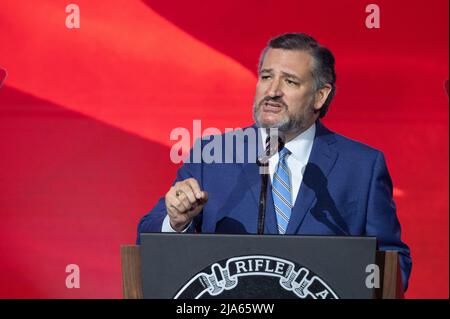 Houston, Usa. 27.. Mai 2022. US-Senator TED CRUZ aus Texas spricht auf der jährlichen Führungskonferenz der National Rifle Association. Cruz beschuldigt die Biden-Regierung der Teilverantwortung für die Massenschießerei am Dienstag in Uvalde, Texas, bei der 21 Tote starben. Kredit: Bob Daemmrich/Alamy Live Nachrichten Stockfoto