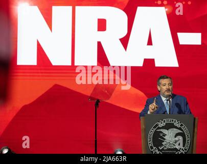 Houston, Usa. 27.. Mai 2022. US-Senator TED CRUZ aus Texas spricht auf der jährlichen Führungskonferenz der National Rifle Association. Cruz beschuldigt die Biden-Regierung der Teilverantwortung für die Massenschießerei am Dienstag in Uvalde, Texas, bei der 21 Tote starben. Kredit: Bob Daemmrich/Alamy Live Nachrichten Stockfoto