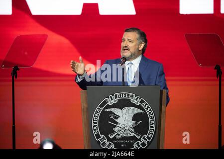 Houston, Usa. 27.. Mai 2022. US-Senator TED CRUZ aus Texas spricht auf der jährlichen Führungskonferenz der National Rifle Association. Cruz beschuldigt die Biden-Regierung der Teilverantwortung für die Massenschießerei am Dienstag in Uvalde, Texas, bei der 21 Tote starben. Kredit: Bob Daemmrich/Alamy Live Nachrichten Stockfoto