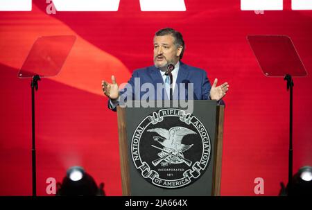Houston, Usa. 27.. Mai 2022. US-Senator TED CRUZ aus Texas spricht auf der jährlichen Führungskonferenz der National Rifle Association. Cruz beschuldigt die Biden-Regierung der Teilverantwortung für die Massenschießerei am Dienstag in Uvalde, Texas, bei der 21 Tote starben. Kredit: Bob Daemmrich/Alamy Live Nachrichten Stockfoto