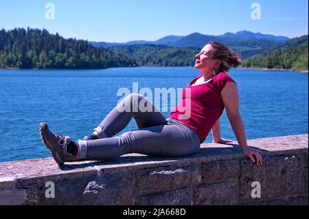 Porträt einer reifen Frau am Seeufer Stockfoto