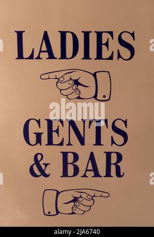 Altes Schild im Grand Theatre, Blackpool, Lancashire, Großbritannien, zeigt den Weg zu den Toiletten der Damen und Herren und auch zur öffentlichen Bar Stockfoto