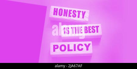 Ehrlichkeit ist die beste Politik Worte in Holzblöcken geschrieben. Vertrauenswürdig, Wahrheit, Überzeugungen und Vereinbarung Geschäftskonzept. Stockfoto