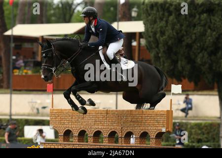 Rom, Italien. 27.. Mai 2022. Donald Whitaker (GBR) über Di Caprio während des Rolex Grand Prix Rom beim CSIO 5* Nations Cup 89. auf der Piazza di Siena am 27. Mai 2022 in Rom, Italien. (Foto von Giuseppe Fama/Pacific Press) Quelle: Pacific Press Media Production Corp./Alamy Live News Stockfoto