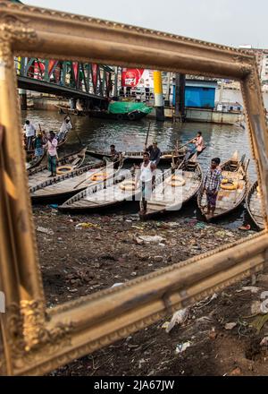 Dhaka, Bangladesch. 24. April 2022. Bild der traditionellen, architektonischen Holzbootstation am Flussufer, aufgenommen am 24. April 2022 aus Dhaka, Bangladesch, Südasien (Bild: © Md. Noor Hossain/Pacific Press via ZUMA Press Wire) Stockfoto