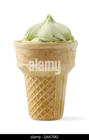 Pistazien-Eis in Waffelbecher isoliert auf Weiß Stockfoto
