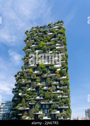 Mailand, Italien. Bosco Verticale. Herrliche Aussicht auf den modernen und ökologischen Wolkenkratzer mit vielen Bäumen auf jedem Balkon Stockfoto