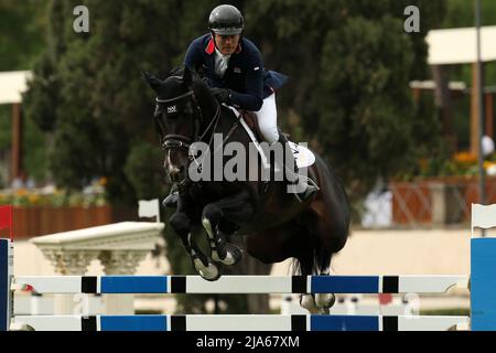 Rom, Italien. 27.. Mai 2022. Donald Whitaker (GBR) über Di Caprio während des Rolex Grand Prix Rom beim CSIO 5* Nations Cup 89. auf der Piazza di Siena am 27. Mai 2022 in Rom, Italien. (Bild: © Giuseppe Fama/Pacific Press via ZUMA Press Wire) Stockfoto