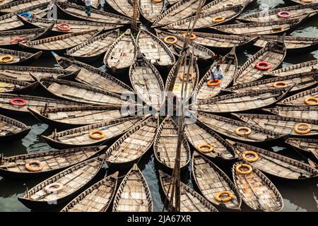 Dhaka, Bangladesch. 24. April 2022. Traditionelle architektonische Holzbootstation am Flussufer, aufgenommen am 24. April 2022, vom Burigongga-Flussufer, Dhaka, Bangladesch, Südasien (Kreditbild: © MD. Noor Hossain/Pacific Press via ZUMA Press Wire) Stockfoto