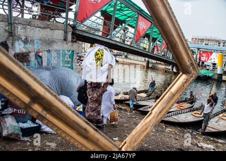 Dhaka, Bangladesch. 24. April 2022. Traditionelle architektonische Holzbootstation am Flussufer, aufgenommen am 24. April 2022, vom Burigongga-Flussufer, Dhaka, Bangladesch, Südasien (Kreditbild: © MD. Noor Hossain/Pacific Press via ZUMA Press Wire) Stockfoto