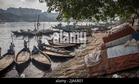 Dhaka, Bangladesch. 24. April 2022. Traditionelle architektonische Holzbootstation am Flussufer, aufgenommen am 24. April 2022, vom Burigongga-Flussufer, Dhaka, Bangladesch, Südasien (Kreditbild: © MD. Noor Hossain/Pacific Press via ZUMA Press Wire) Stockfoto