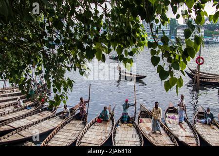 Dhaka, Bangladesch. 24. April 2022. Bild der traditionellen, architektonischen Holzbootstation am Flussufer, aufgenommen am 24. April 2022 aus Dhaka, Bangladesch, Südasien (Bild: © Md. Noor Hossain/Pacific Press via ZUMA Press Wire) Stockfoto