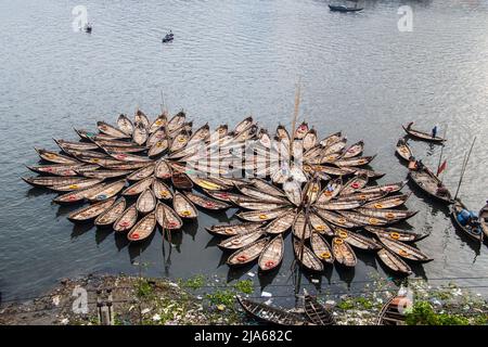 Dhaka, Bangladesch. 24. April 2022. Traditionelle architektonische Holzbootstation am Flussufer, aufgenommen am 24. April 2022, vom Burigongga-Flussufer, Dhaka, Bangladesch, Südasien (Kreditbild: © MD. Noor Hossain/Pacific Press via ZUMA Press Wire) Stockfoto