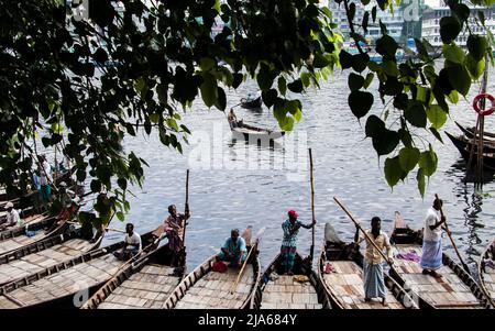 Dhaka, Bangladesch. 24. April 2022. Traditionelle architektonische Holzbootstation am Flussufer, aufgenommen am 24. April 2022, vom Burigongga-Flussufer, Dhaka, Bangladesch, Südasien (Kreditbild: © MD. Noor Hossain/Pacific Press via ZUMA Press Wire) Stockfoto