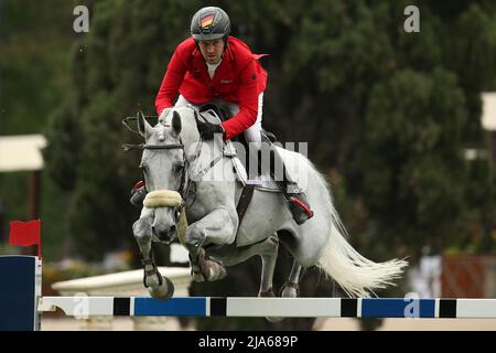 Rom, Italien. 27.. Mai 2022. Maximilian Weishaupt (GER) über DSP Omerta Incipit während des Rolex Grand Prix Rom beim CSIO 5* Nations Cup 89. auf der Piazza di Siena am 27. Mai 2022 in Rom, Italien. (Bild: © Giuseppe Fama/Pacific Press via ZUMA Press Wire) Stockfoto