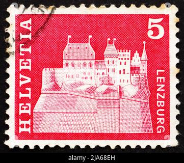 SCHWEIZ - UM 1968: Eine in der Schweiz gedruckte Briefmarke zeigt Schloss Lenzburg, Aargau, Schweiz, um 1968 Stockfoto