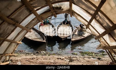 Dhaka, Bangladesch. 24. April 2022. Traditionelle architektonische Holzbootstation am Flussufer, aufgenommen am 24. April 2022, vom Burigongga-Flussufer, Dhaka, Bangladesch, Südasien (Kreditbild: © MD. Noor Hossain/Pacific Press via ZUMA Press Wire) Stockfoto