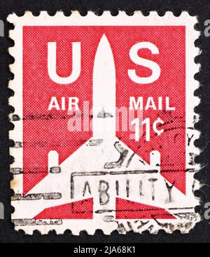 VEREINIGTE STAATEN von AMERIKA - UM 1971: Eine in den USA gedruckte Marke zeigt Silhouette von Jet Airliner, um 1971 Stockfoto