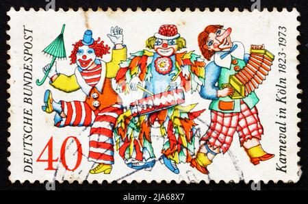 DEUTSCHLAND - UM 1972: Eine in Deutschland gedruckte Briefmarke zeigt Karnevalstänzer, Kölner Karneval Sesquicentennial, um 1972 Stockfoto