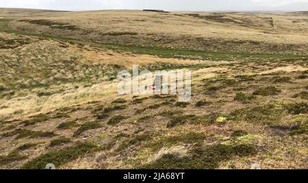 Ein Blick auf die Schlucht auf den Falkland-Inseln, die LT Col H Jones in Anladung getötet wurde, mit einer Kaira, die jetzt die Stelle markiert, an der er fiel. Oberstleutnant Herbert 'H' Jones VC wurde während der Schlacht um Goose Green am 28 1982. Mai in einem entscheidenden Moment des Falklandkrieges auf argentinischer Position getötet. Einer von 255 britischen Soldaten, die während des Konflikts ums Leben kamen, der Kommandeur des Bataillons 2., Parachute Regiment, wurde für seine Taten mit dem Victoria Cross ausgezeichnet, der höchsten und renommiertesten Auszeichnung des britischen Ehrensystems. LT Col Jones' Enkel, PA Media Rep Stockfoto