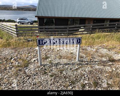 Eine Straße in Port Stanley, benannt nach LT Col H Jones. Oberstleutnant Herbert 'H' Jones VC wurde während der Schlacht um Goose Green am 28 1982. Mai in einem entscheidenden Moment des Falklandkrieges auf argentinischer Position getötet. Einer von 255 britischen Soldaten, die während des Konflikts ums Leben kamen, der Kommandeur des Bataillons 2., Parachute Regiment, wurde für seine Taten mit dem Victoria Cross ausgezeichnet, der höchsten und renommiertesten Auszeichnung des britischen Ehrensystems. LT Col Jones' Enkel, PA Media Reporter Henry Jones, reflektiert über den Konflikt und was die Falklandinseln für ihn bedeuten Stockfoto