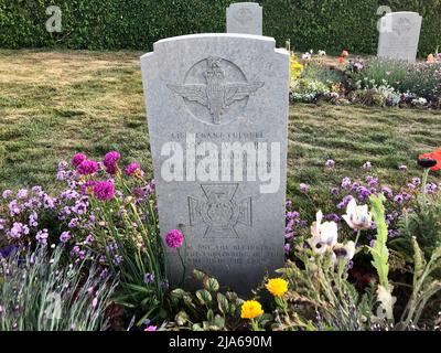 Ein Blick auf den Grabstein von LT Col H Jones, der in Anstürz getötet wurde, mit einer Kaviere, die jetzt die Stelle markiert, an der er gefallen ist. Oberstleutnant Herbert 'H' Jones VC wurde während der Schlacht um Goose Green am 28 1982. Mai in einem entscheidenden Moment des Falklandkrieges auf argentinischer Position getötet. Einer von 255 britischen Soldaten, die während des Konflikts ums Leben kamen, der Kommandeur des Bataillons 2., Parachute Regiment, wurde für seine Taten mit dem Victoria Cross ausgezeichnet, der höchsten und renommiertesten Auszeichnung des britischen Ehrensystems. LT Col Jones' Enkel, PA Media Reporter Henry Jones, Stockfoto