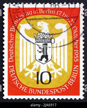 DEUTSCHLAND - UM 1955: Eine in Deutschland gedruckte Briefmarke zeigt Waffen von Berlin, Sitzung des Deutschen Bundestages in Berlin, um 1955 Stockfoto