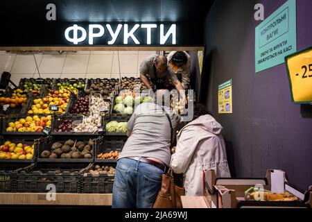 Bakhmut, Ukraine. 24.. Mai 2022. Ehemann und Ehefrau kaufen Lebensmittel in einem Supermarkt in Bakhmut, Donbas. Da Bakhmut als Schlüsselstadt der ukrainischen Streitkräfte bei der Verteidigung der Donezker Region steht, wird die Stadt von russischen Truppen angegriffen. Die russische Invasion der Ukraine begann am 24. Februar, dem Krieg, der zahlreiche Zivilisten und Soldaten getötet hat. (Foto von Alex Chan Tsz Yuk/SOPA Images/Sipa USA) Quelle: SIPA USA/Alamy Live News Stockfoto