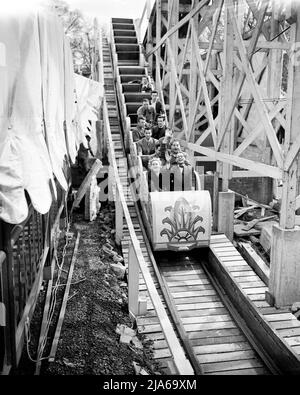 Datei-Foto vom 11/5/1951 von Riders on the Big Dipper in den Festival Gardens im Battersea Park, London. Die Überlebenden einer der „absolut vergessenen“ Tragödien Großbritanniens kämpfen für ein Denkmal zum Gedenken an die Katastrophe 50 Jahre später. Fünf Kinder wurden am 30 1972. Mai getötet und 13 weitere verletzt, als die Achterbahn Big Dipper im Battersea Park im Südwesten Londons abgestürzt ist. Ausgabedatum: Samstag, 28. Mai 2022. Stockfoto