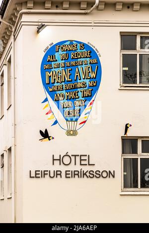 Der Isländer Leifur Eiríksson war der erste Europäer, der 1021 den Fuß auf das amerikanische Festland setzte. Inschrift auf einem Hotel in Reykjavik, das nach ihm benannt wurde: Wenn Veränderung alles ist, was Sie brauchen, bleiben Sie nicht auf der Gegenwart oder der Vergangenheit. Stellen Sie sich vor, dass alles neu ist, und machen Sie es zu Ihrem einzigen Wunsch. Stockfoto
