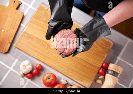Billets für Burger aus frischem Hackfleisch in der heimischen Küche Stockfoto