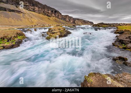 Der Fossálar Wasserfall ist ein wunderschöner kleiner Wasserfall im Süden Islands. Der Wasserfall befindet sich neben der Ringstraße. Stockfoto