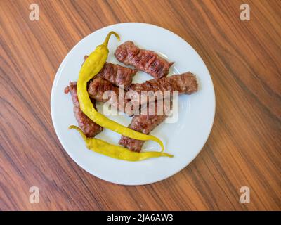 Gegrillte Fleischbällchen auf einem weißen Teller, Draufsicht Stockfoto