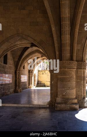 Säulen und Bögen der Loggia von St. John in der Straße der Ritter von Rhodos Stockfoto