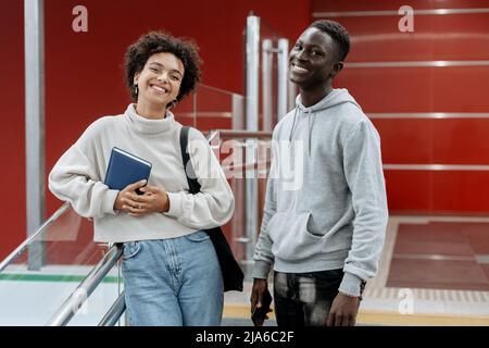 Glückliches junges Paar, das an der U-Bahn-Station steht. Stockfoto