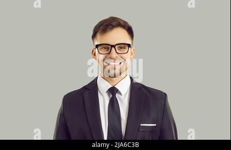 Porträt eines lächelnden Geschäftsmannes in Brille und formalwear Stockfoto