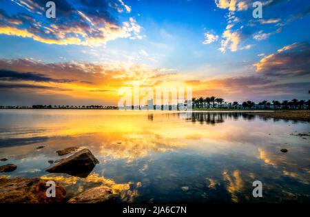 Wunderschöne Aussicht auf den Sonnenaufgang am Morgen in Modon Lake -Dammam Saudi-Arabien. Stockfoto