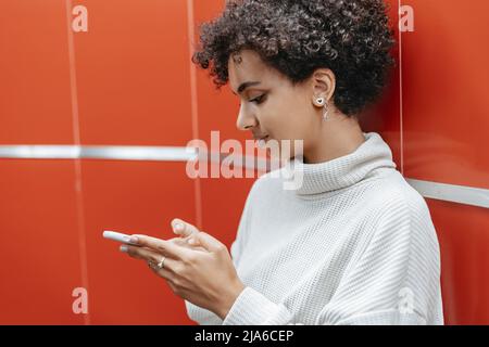 Junge Frau beim Lesen eines E-Books. Nahaufnahme. Stockfoto