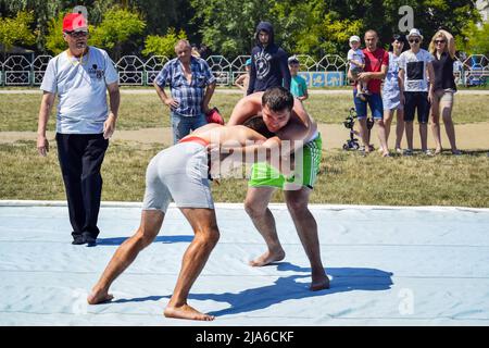 Moldawien, Rybnitsa – Juli 2019: Ringkampf. Zwei junge Männer treten im Freestyle Wrestling an. Das Spiel findet auf dem Straßensportplatz statt. Stockfoto