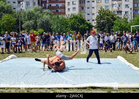 Moldawien, Rybnitsa – Juli 2019: Ringkampf. Zwei junge Männer konkurrieren im Freestyle Wrestling, werfen. Das Spiel findet auf dem Straßensportplatz statt. Stockfoto