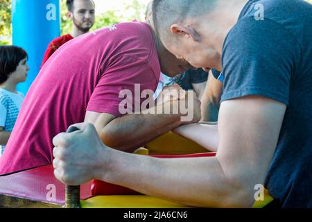 Moldawien, Rybnitsa – 2019. Juli: Armringen unter Männern. Abschluss des Wettbewerbs. Nahaufnahme. Selektiver Fokus. Stockfoto