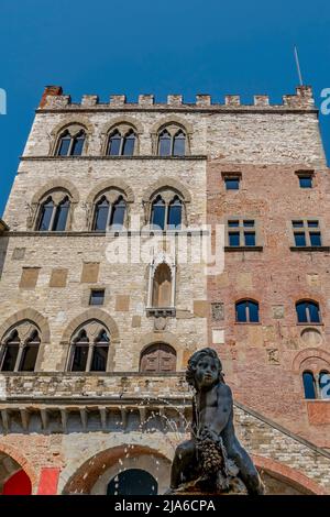 Der antike Bacchino-Brunnen mit dem Palazzo Pretorio im Hintergrund, Prato, Italien Stockfoto