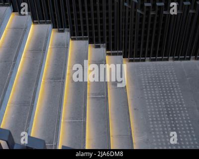 Beleuchtete leere Treppe Hintergrund Vorderansicht Stockfoto