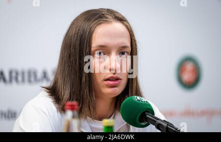 IGA Swiatek aus Polen spricht mit den Medien nach der zweiten Runde des Roland-Garros 2022, Grand Slam Tennisturniers am 26. Mai 2022 im Roland-Garros Stadion in Paris, Frankreich - Foto: Rob Prange/DPPI/LiveMedia Stockfoto