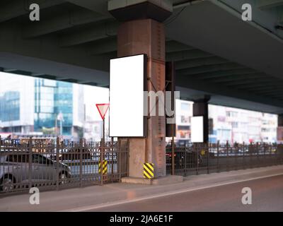 Leere Reklametafel am Straßenrand, Vorderansicht Stockfoto