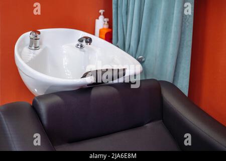Innenansicht des luxuriösen Schönheitssalons. Leeres Waschbecken im Spa-Salon Stockfoto